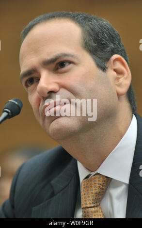 Neil Barofsky, spezielle generalinspekteur Für das Troubled Asset Relief Program (TARP) bezeugt, während ein Haus Aufsicht und Regierungsreform Ausschuss Anhörung über AIG Boni in Washington am 14. Oktober 2009. UPI/Kevin Dietsch Stockfoto