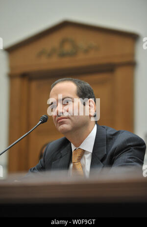 Neil Barofsky, spezielle generalinspekteur Für das Troubled Asset Relief Program (TARP) bezeugt, während ein Haus Aufsicht und Regierungsreform Ausschuss Anhörung über AIG Boni in Washington am 14. Oktober 2009. UPI/Kevin Dietsch Stockfoto