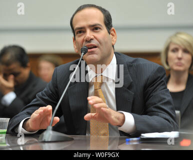 Neil Barofsky, spezielle generalinspekteur Für das Troubled Asset Relief Program (TARP) bezeugt, während ein Haus Aufsicht und Regierungsreform Ausschuss Anhörung über AIG Boni in Washington am 14. Oktober 2009. UPI/Kevin Dietsch Stockfoto