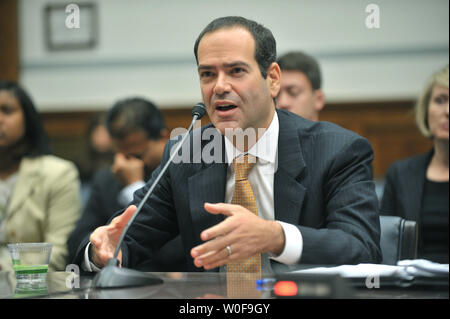 Neil Barofsky, spezielle generalinspekteur Für das Troubled Asset Relief Program (TARP) bezeugt, während ein Haus Aufsicht und Regierungsreform Ausschuss Anhörung über AIG Boni in Washington am 14. Oktober 2009. UPI/Kevin Dietsch Stockfoto