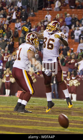 Washington Redskins Tight End Fred Davis feiert mit Mannschaftskameraden Nach einem Touchdown gegen die Philadelphia Eagles am FedEx Feld in Landover, Maryland am 26. Oktober 2009. UPI/Madeline Marshall Stockfoto