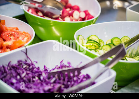 Close up Schalen mit geschnittenem Gemüse und Salat Stockfoto