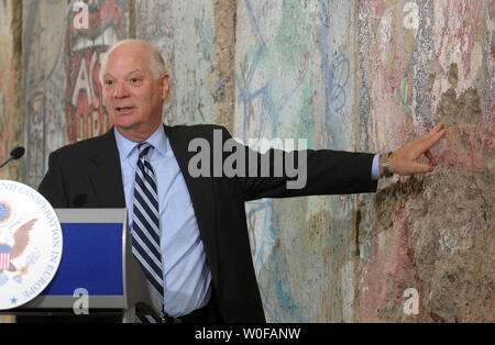 Sen. Benjamin Cardin, D-MD, spricht die Kommission für Sicherheit und Zusammenarbeit in Europa (Helsinki-kommission) hält eine Veranstaltung zum Gedenken an den 20. Jahrestag des Falls der Berliner Mauer auf das Newseum in Washington am 4. November 2009. Hinter ihm ist ein Teil der Mauer. UPI/Roger L. Wollenberg Stockfoto