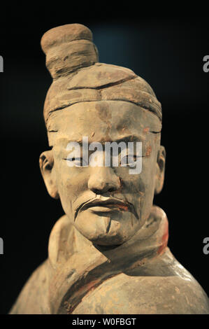 Ein Terracotta Krieger ist bei einem Media Vorschau für die Ausstellung "Terra Cotta Warriors gesehen: Wächter von Chinas erstem Kaiser" im National Geographic in Washington am 17. November 2009. Die Ausstellung, die vom 19. November geöffnet, verfügt über 15 terra cotta Figuren. UPI/Kevin Dietsch Stockfoto