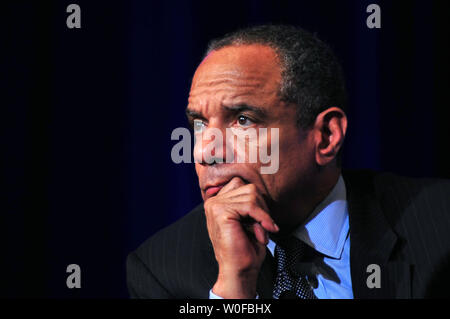 Kenneth Chenault, Vorsitzender und CEO von American Express, spricht über die wirtschaftliche Reform der Staatsfinanzen, als er in einem CEO Roundtable zum Wiederaufbau in der globalen Wohlstand, in Washington am 17. November 2009 teilnimmt. UPI/Kevin Dietsch Stockfoto