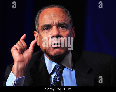 Kenneth Chenault, Vorsitzender und CEO von American Express, spricht über die wirtschaftliche Reform der Staatsfinanzen, als er in einem CEO Roundtable zum Wiederaufbau in der globalen Wohlstand, in Washington am 17. November 2009 teilnimmt. UPI/Kevin Dietsch Stockfoto