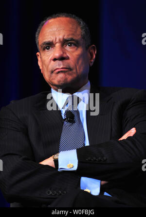 Kenneth Chenault, Vorsitzender und CEO von American Express, spricht über die wirtschaftliche Reform der Staatsfinanzen, als er in einem CEO Roundtable zum Wiederaufbau in der globalen Wohlstand, in Washington am 17. November 2009 teilnimmt. UPI/Kevin Dietsch Stockfoto