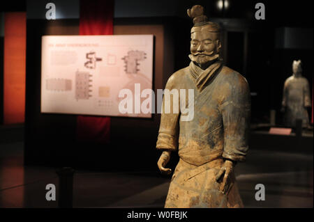 Ein Terracotta Krieger ist bei einem Media Vorschau für die Ausstellung "Terra Cotta Warriors gesehen: Wächter von Chinas erstem Kaiser" im National Geographic in Washington am 17. November 2009. Die Ausstellung, die vom 19. November geöffnet, verfügt über 15 terra cotta Figuren. UPI/Kevin Dietsch Stockfoto