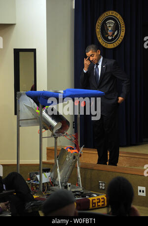 Us-Präsident Barack Obama sieht über den "Cougar Cannon", ein Roboter, der von Oakton High School Studenten gebaut, während einer Veranstaltung markieren mehrere Initiativen zur Förderung der Wissenschaft, Technologie, Ingenieurwesen und Mathematik Bildung in das Eisenhower Executive Office Building in der Nähe des Weissen Hauses in Washington am 23. November 2009. UPI/Roger L. Wollenberg Stockfoto