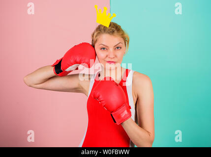 Königin der Sport. Beste werden im Boxen Sport. Feminin zarte Blondine mit Queen Krone tragen Boxhandschuhe. Für den Erfolg kämpfen. VIP-gym. Bekämpfung der Königin. Frau Boxhandschuh und Krone Symbol der Prinzessin. Stockfoto