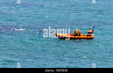 Owenahincha, West Cork, Irland, 27. Juni 2019, Luft- und Seeweg Rettungsdienste wurden heute zum Finden einer fehlenden Schwimmer aus berichtet Owenahincha Beach. Die Suche, die Rnli, Küstenwache plus eine Suche Hubschrauber und Flugzeuge. Der Schwimmer liegt sicher und gut Schwimmen am Strand. Kredit aphperspective/Alamy leben Nachrichten Stockfoto