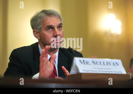 Secret Service Director Mark Sullivan bezeugt vor einem Haus Homeland Security Ausschuss Anhörung über eine Verletzung der Sicherheit im Weißen Haus, das Abendessen für den indischen Premierminister Manmohan Singh, in Washington am 3. Dezember 2009. Am 24. November Tareq und Michaele Salahi konnten in die Staatliche Abendessen ohne richtige Weiße Haus oder Geheimdienst Abstand zu erhalten. UPI/Kevin Dietsch Stockfoto