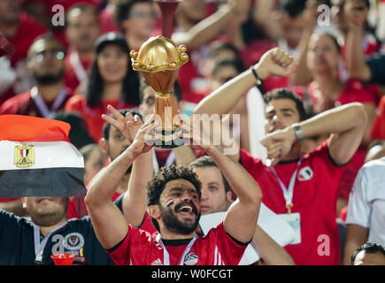 Kairo, Ägypten. 26 Juni, 2019. Ägyptische Fans vor dem 2019 Afrika Cup der Nationen Übereinstimmung zwischen Ägypten und der DR Kongo im Cairo International Stadium in Kairo, Ägypten. Ulrik Pedersen/CSM/Alamy leben Nachrichten Stockfoto