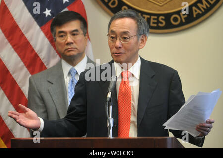 Energieminister Steven Chu (R), spricht neben US-Handelsminister Gary Locke, spricht bei einer Pressekonferenz, in der er neue grüne Technologien Initiativen angekündigt, an das Handelsministerium in Washington am 7. Dezember 2009. Nach dem neuen Plan der US-Handel und Patentamt die Genehmigung der neue grüne Technologien beschleunigen würde. UPI/Kevin Dietsch Stockfoto