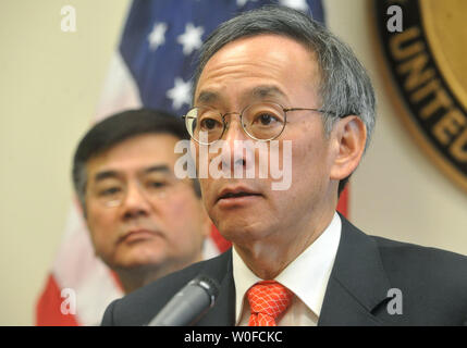 Energieminister Steven Chu (R), spricht neben US-Handelsminister Gary Locke, spricht bei einer Pressekonferenz, in der er neue grüne Technologien Initiativen angekündigt, an das Handelsministerium in Washington am 7. Dezember 2009. Nach dem neuen Plan der US-Handel und Patentamt die Genehmigung der neue grüne Technologien beschleunigen würde. UPI/Kevin Dietsch Stockfoto