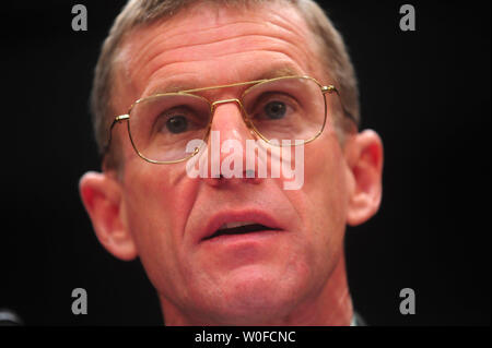 Armee, General Stanley McChrystal bezeugt vor einem House Armed Services Committee Hearing über Afghanistan, in Washington am 8. Dezember 2009. UPI/Kevin Dietsch Stockfoto