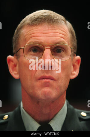 Armee, General Stanley McChrystal bezeugt vor einem House Armed Services Committee Hearing über Afghanistan, in Washington am 8. Dezember 2009. UPI/Kevin Dietsch Stockfoto