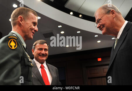 Armee, General Stanley McChrystal (L) und der US-Botschafter in Afghanistan, Karl Eikenberry (2nd-L) spricht zu Vorsitzender des Armed Services Committee Rep. Ike Skelton (D-MO) vor einem Ausschuss Anhörung über Afghanistan, in Washington am 8. Dezember 2009. UPI/Kevin Dietsch Stockfoto