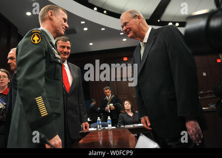 Armee, General Stanley McChrystal (L) und der US-Botschafter in Afghanistan, Karl Eikenberry (2nd-L) spricht zu Vorsitzender des Armed Services Committee Rep. Ike Skelton (D-MO) vor einem Ausschuss Anhörung über Afghanistan, in Washington am 8. Dezember 2009. UPI/Kevin Dietsch Stockfoto