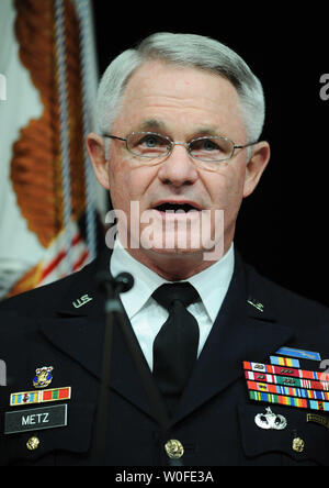 Generalleutnant Thomas F. Metz, ausgehende Direktor des Gemeinsamen Improvised Explosive Device Niederlage Organisation, spricht bei einem Wechsel der Leitung Zeremonie für eingehende Direktor Generalleutnant Michael L. Oates in das Pentagon in Arlington, Virginia, am 30. Dezember 2009. UPI/Alexis C Glenn Stockfoto