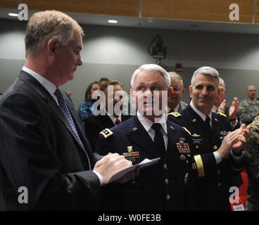 Generalleutnant Thomas F. Metz (C), scheidender Direktor des Gemeinsamen Improvised Explosive Device Niederlage Organisation, ist Beifall durch eingehende Direktor Generalleutnant Michael L. Oates (R) und der Stellvertretende Verteidigungsminister William J. Lynn III bei einem Wechsel der Leitung Zeremonie für Oates in das Pentagon in Arlington, Virginia, am 30. Dezember 2009. UPI/Alexis C Glenn Stockfoto