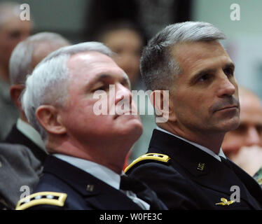 Generalleutnant Thomas F. Metz (L), scheidender Direktor des Gemeinsamen Improvised Explosive Device Niederlage Organisation und eingehende Direktor Generalleutnant Michael L. Oates hören, stellvertretender Verteidigungsminister William J. Lynn III sprechen bei einer Änderung der Leitung Zeremonie für Oates in das Pentagon in Arlington, Virginia, am 30. Dezember 2009. UPI/Alexis C Glenn Stockfoto