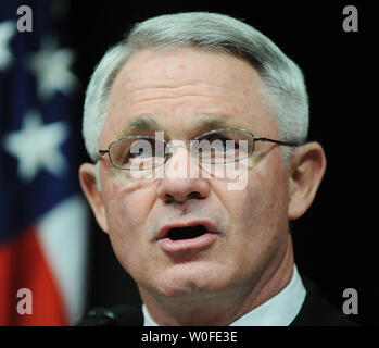 Generalleutnant Thomas F. Metz, ausgehende Direktor des Gemeinsamen Improvised Explosive Device Niederlage Organisation, spricht bei einem Wechsel der Leitung Zeremonie für eingehende Direktor Generalleutnant Michael L. Oates in das Pentagon in Arlington, Virginia, am 30. Dezember 2009. UPI/Alexis C Glenn Stockfoto