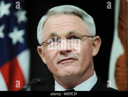 Generalleutnant Thomas F. Metz, ausgehende Direktor des Gemeinsamen Improvised Explosive Device Niederlage Organisation, spricht bei einem Wechsel der Leitung Zeremonie für eingehende Direktor Generalleutnant Michael L. Oates in das Pentagon in Arlington, Virginia, am 30. Dezember 2009. UPI/Alexis C Glenn Stockfoto