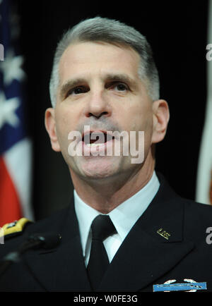 Generalleutnant Michael L. Oates, eingehende Direktor des Gemeinsamen Improvised Explosive Device Niederlage Organisation, spricht bei einem Wechsel der Leitung Zeremonie für ihn in das Pentagon in Arlington, Virginia, am 30. Dezember 2009. UPI/Alexis C Glenn Stockfoto