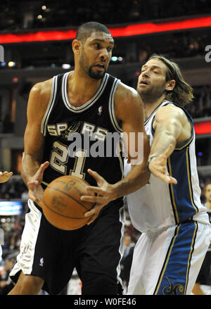 San Antonio Spurs" Tim Duncan Drives zum Korb gegen Washington Wizards Fabricio Oberto im Verizon Center in Washington am 2. Januar 2010. UPI/Kevin Dietsch Stockfoto