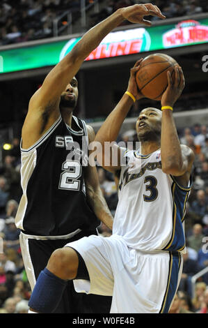 Washington Wizards 'Caron Butler Drives zum Korb gegen San Antonio Spurs" Tim Duncan im Verizon Center in Washington am 2. Januar 2010. UPI/Kevin Dietsch Stockfoto