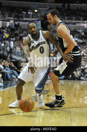 Washington Wizards Gilbert Arenas Drives zum Korb gegen San Antonio Spurs Manu Ginobili im Verizon Center in Washington am 2. Januar 2010. UPI/Kevin Dietsch Stockfoto