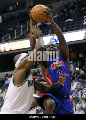 Detroit Pistons Rodney Stuckey (3) wird durch die Washington Wizards Brendan Haywood (33) Während der ersten Zeit im Verizon Center in Washington am 12. Januar 2010 verschmutzt ist. UPI/Alexis C Glenn Stockfoto