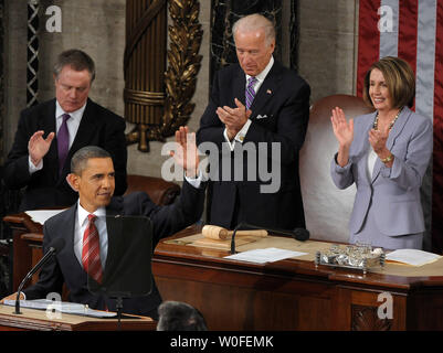 Us-Präsident Barack Obama Wellen zu First Lady Michelle Obama (nicht gesehen), während Vizepräsident Joe Biden und Sprecher des Repräsentantenhauses, Nancy Pelosi, D-CA, Klatschen, als er das Haus Kammer geht in seiner ersten Rede zur Lage der Union im Kapitol in Washington am 27. Januar 2010 zu liefern. UPI/Roger L. Wollenberg Stockfoto