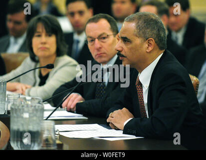 Von rechts nach links, Justizminister Eric Holder, Assistant Attorney General Lanny Breuer und Vorsitzender der Federal Deposit Insurance Corporation Sheila Bair Aussagen über die Ursachen der Wirtschaftskrise vor der Finanzkrise Untersuchungskommission in Washington am 14. Januar 2010. UPI/Kevin Dietsch Stockfoto