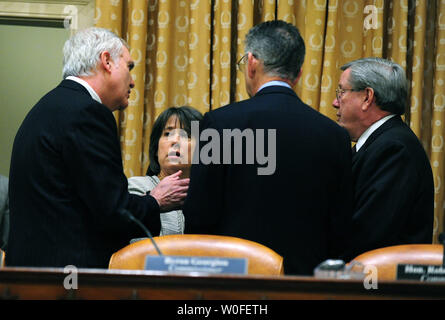 Vorsitzender der Federal Deposit Insurance Corporation Sheila Bair (2nd-L) spricht zu Vorsitzenden über die Finanzkrise Untersuchungskommission vor einer Anhörung über die Ursachen der Finanzkrise in Washington am 14. Januar 2010. UPI/Kevin Dietsch Stockfoto