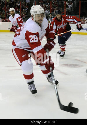 Detroit Red Wings Brian Rafalski (28) übernimmt den Puck gegen die Washington Capitals im zweiten Zeitraum im Verizon Center in Washington am 19. Januar 2010. UPI/Alexis C Glenn Stockfoto