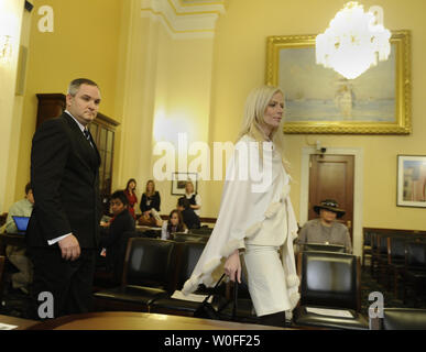 (L) Tareq und Michaele Salahi kommen bei der Anhörung des Ausschusses für Innere Sicherheit' der United States Secret Service und Presidential Schutz: Die Untersuchung einer Störung des Systems', auf dem Capitol Hill, 20. Januar 2010, in Washington, D.C. Die salahis, in eine Verletzung der Sicherheit, angeblich Gate - das Weiße Haus, das Abendessen für Indien stieß im vergangenen Jahr und wurden von Präsident Barack Obama und Vizepräsident Joe Biden, unter anderem auch Prominente fotografiert. Das Paar plädierte der 5. änderung und nicht alle Fragen beantworten. UPI/Mike Theiler Stockfoto