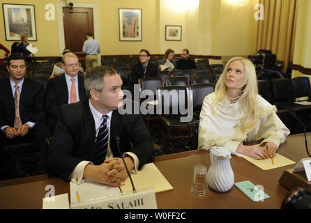 (L) Tareq und Michaele Salahi warten auf den Beginn der Anhörung des Ausschusses für Innere Sicherheit' der United States Secret Service und Presidential Schutz: Die Untersuchung einer Störung des Systems', auf dem Capitol Hill, 20. Januar 2010, in Washington, D.C. Die salahis, in eine Verletzung der Sicherheit, angeblich Gate - das Weiße Haus, das Abendessen für Indien stieß im vergangenen Jahr und wurden von Präsident Barack Obama und Vizepräsident Joe Biden, unter anderem auch Prominente fotografiert. Das Paar plädierte der 5. änderung und nicht alle Fragen beantworten. UPI/Mike Theiler Stockfoto