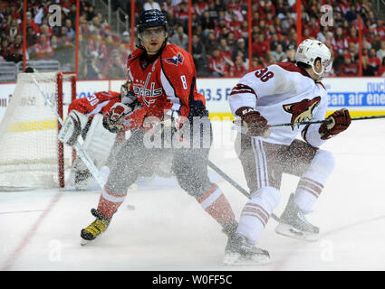 Washington Capitals Alex Ovechkin (8) verteidigt gegen die Phoenix Coyotes Vernon Fiddler (38) während der dritten Periode im Verizon Center in Washington am 23. Januar 2010. UPI/Alexis C Glenn Stockfoto