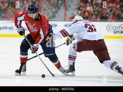 Phoenix Coyotes Vernon Fiddler (38) verteidigt gegen die Washington Capitals Nicklas Backstrom (19) während der dritten Periode im Verizon Center in Washington am 23. Januar 2010. UPI/Alexis C Glenn Stockfoto