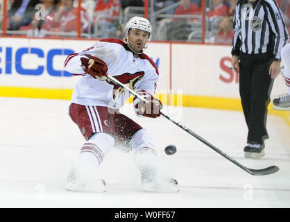 Phoenix Coyotes Vernon Fiddler (38) schlägt den Puck auf dem Eis gegen die Washington Capitals in der dritten Periode im Verizon Center in Washington am 23. Januar 2010. UPI/Alexis C Glenn Stockfoto