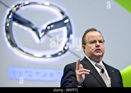 Mazda Präsident und CEO Jim O'Sullivan bespricht Mazda Fortschritte in neuen Funktionen an der Washington Auto Show in Washington am 26. Januar 2010. UPI/Madeline Marshall Stockfoto