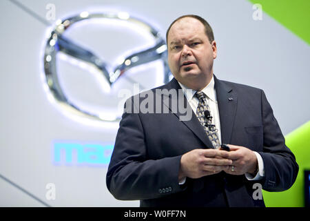 Mazda Senior Vice President für Forschung und Entwicklung Robert Davis beschreibt Mazda Fortschritte in neuen Funktionen an der Washington Auto Show in Washington am 26. Januar 2010. UPI/Madeline Marshall Stockfoto