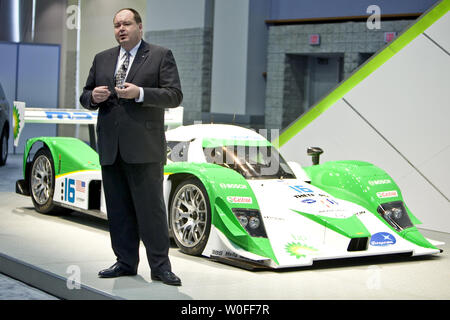 Mazda Senior Vice President für Forschung und Entwicklung Robert Davis beschreibt Mazda Fortschritte in neuen Funktionen an der Washington Auto Show in Washington am 26. Januar 2010. UPI/Madeline Marshall Stockfoto