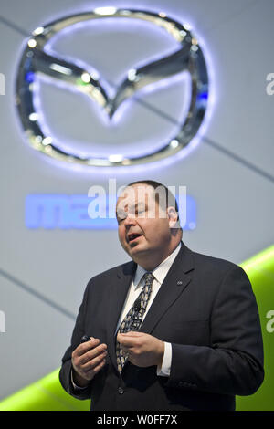 Mazda Senior Vice President für Forschung und Entwicklung Robert Davis beschreibt Mazda Fortschritte in neuen Funktionen an der Washington Auto Show in Washington am 26. Januar 2010. UPI/Madeline Marshall Stockfoto