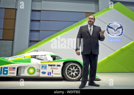 Mazda Senior Vice President für Forschung und Entwicklung Robert Davis beschreibt Mazda Fortschritte in neuen Funktionen an der Washington Auto Show in Washington am 26. Januar 2010. UPI/Madeline Marshall Stockfoto