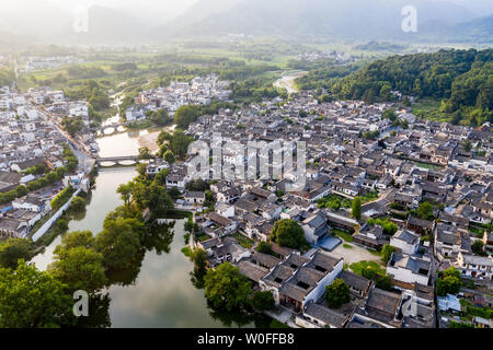 (190627) - HUANGSHAN, Juni 27, 2019 (Xinhua) - Foto am 26. Juni 2019 zeigt die Landschaft des Dorf Hongcun von yixian County in der ostchinesischen Provinz Anhui. (Xinhua / Wang Wen) Stockfoto