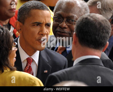 Us-Präsident Barack Obama begrüßt die Mitglieder des Kongresses nach seiner ersten Rede zur Lage der Union im Haus Kammer des US-Kapitol in Washington am 27. Januar 2010. Auf der rechten Seite ist Haus Majorität Peitsche James Clyburn, D-SC. UPI/Roger L. Wollenberg Stockfoto