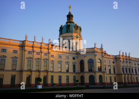 Schloss Charlottenburg in Berlin, Deutschland bei Sonnenuntergang. Einer der wichtigsten Sehenswürdigkeiten wunderschön sonnigen durch den letzten Strahlen der Abendsonne. Stockfoto